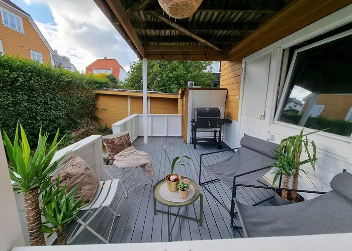 Spacious And Central Apartment With A Private Garden, Free Parking And Ev Recharging