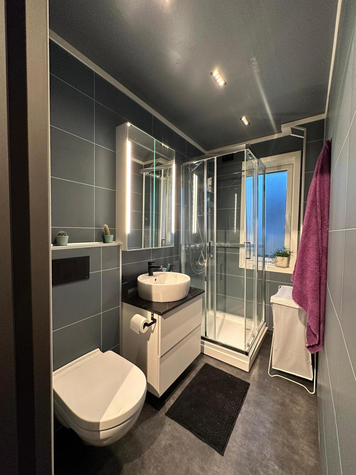 Spacious And With A Private Garden, Free Parking And Ev Recharging Apartment